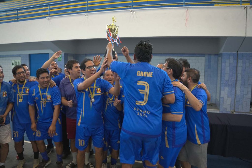 Campeonato de fútbol de padres de familia de 5.º de secundaria