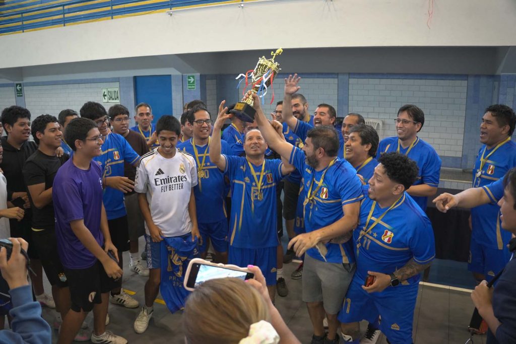 Campeonato de fútbol de padres de familia de 5.º de secundaria