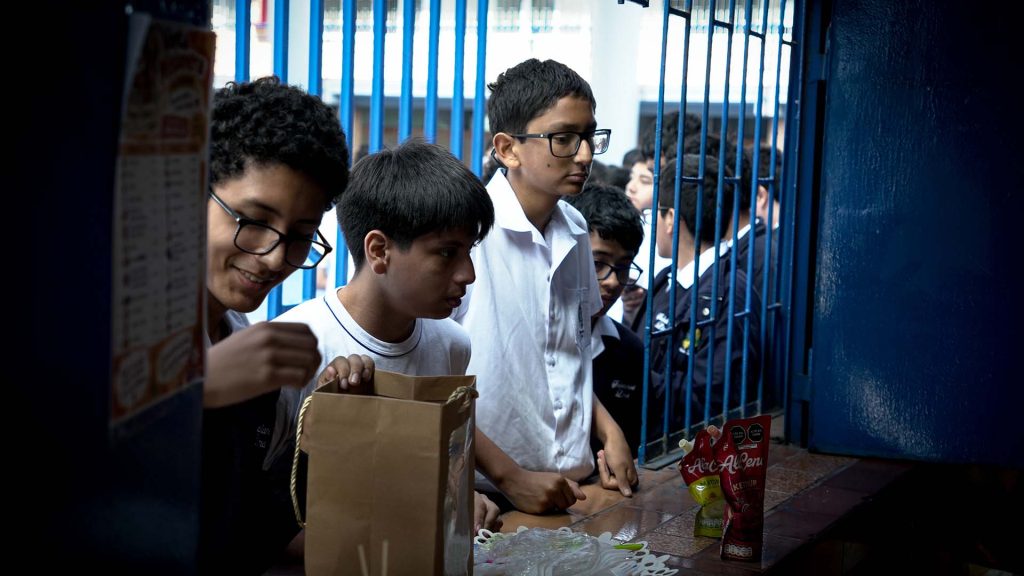 Estudiantes de 3.º de primaria del Colegio Salesiano San Francisco de Sales llenan de alegría y solidaridad el colegio en su Venta Misionera
