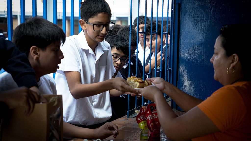Estudiantes de 3.º de primaria del Colegio Salesiano San Francisco de Sales llenan de alegría y solidaridad el colegio en su Venta Misionera