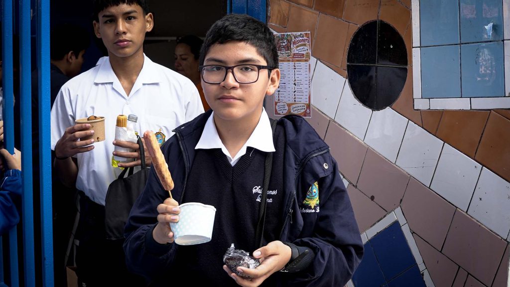 Estudiantes de 3.º de primaria del Colegio Salesiano San Francisco de Sales llenan de alegría y solidaridad el colegio en su Venta Misionera