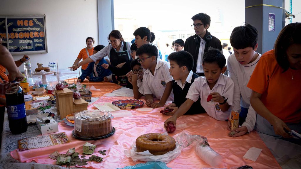 Estudiantes de 3.º de primaria del Colegio Salesiano San Francisco de Sales llenan de alegría y solidaridad el colegio en su Venta Misionera