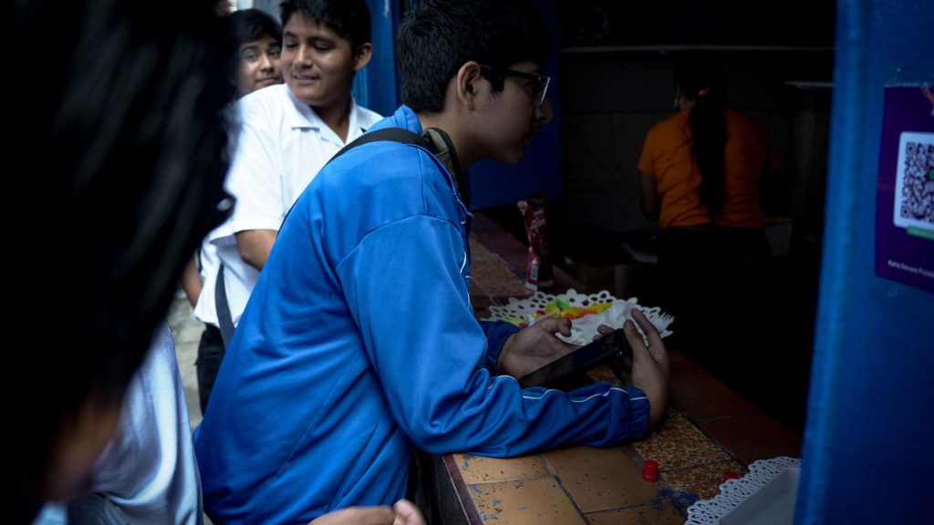 Estudiantes de 3.º de primaria del Colegio Salesiano San Francisco de Sales llenan de alegría y solidaridad el colegio en su Venta Misionera