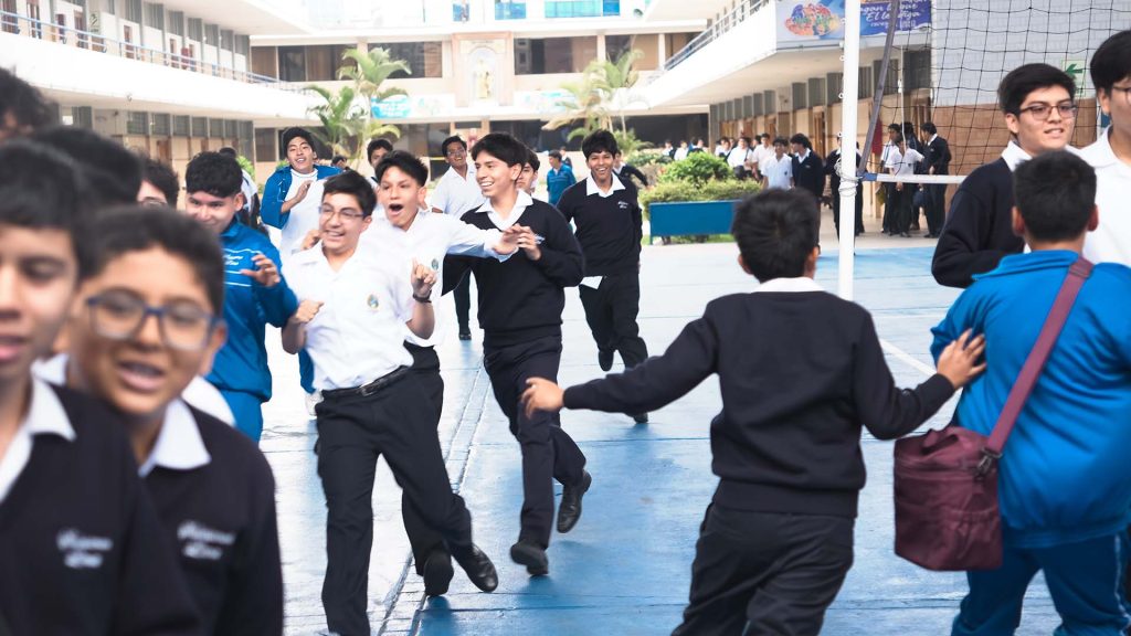 Estudiantes de 3.º de secundaria del Colegio Salesiano San Francisco de Sales lideran jornada de solidaridad y compromiso misionero