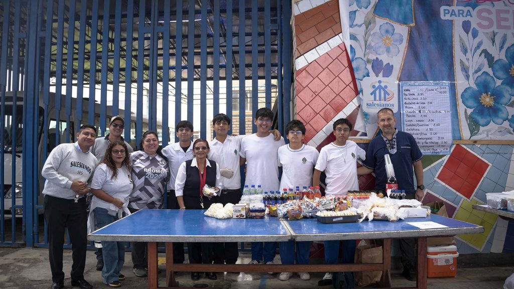Estudiantes de 4.º de secundaria del Colegio Salesiano San Francisco de Sales reafirman su compromiso social a través de una venta misionera