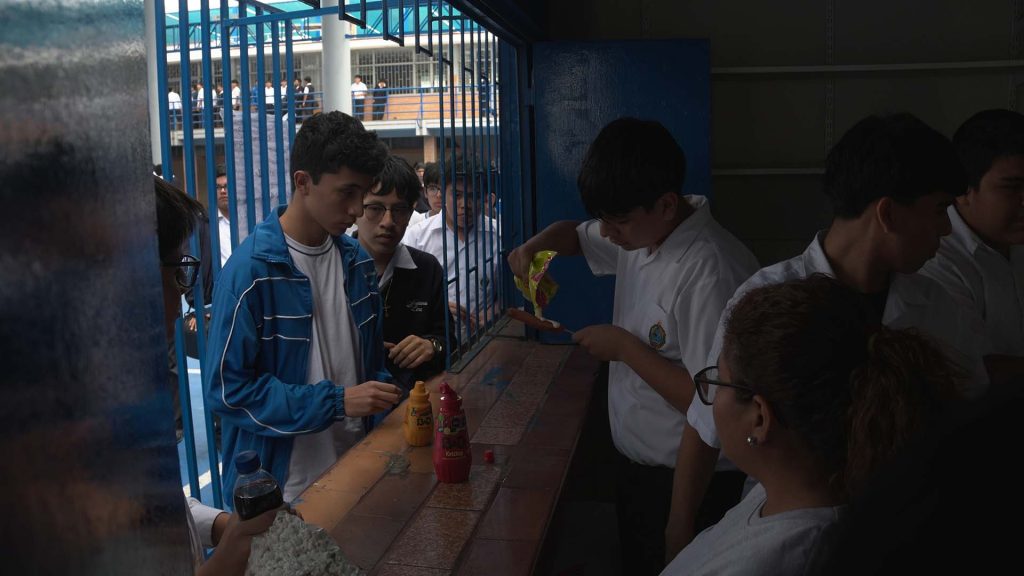 Estudiantes de 4.º de secundaria del Colegio Salesiano San Francisco de Sales reafirman su compromiso social a través de una venta misionera