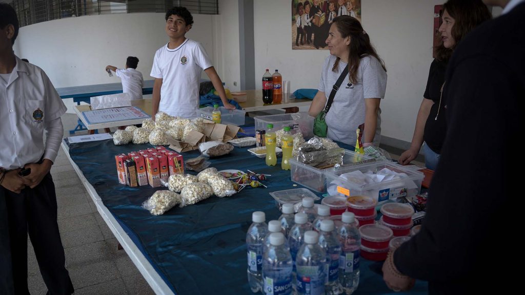 Estudiantes de 4.º de secundaria del Colegio Salesiano San Francisco de Sales reafirman su compromiso social a través de una venta misionera