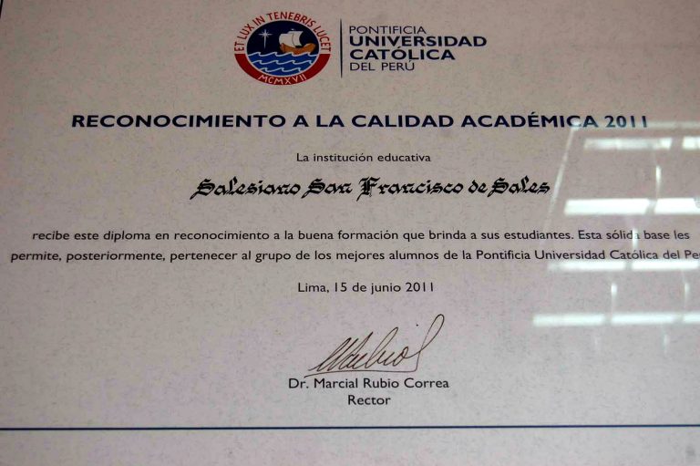Diploma otorgado por Pontificia Universidad Católica del Perú en 2011