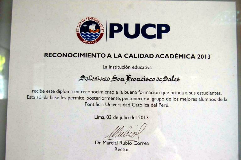 Diploma otorgado por Pontificia Universidad Católica del Perú en 2013
