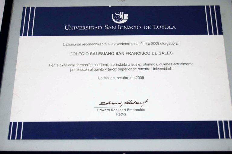 Diploma otorgado por Universidad San Ignacio de Loyola en 2009
