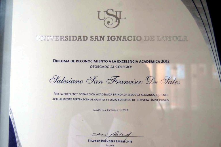 Diploma otorgado por Universidad San Ignacio de Loyola en 2012