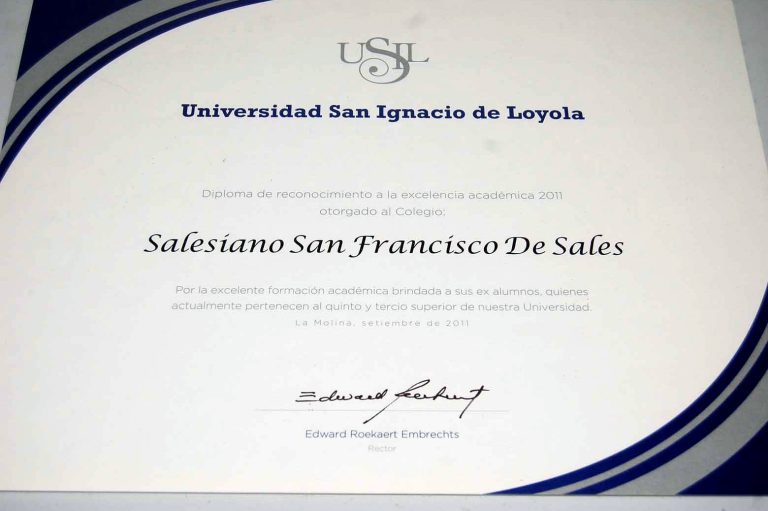 Diploma otorgado por Universidad San Ignacio de Loyola en 2015