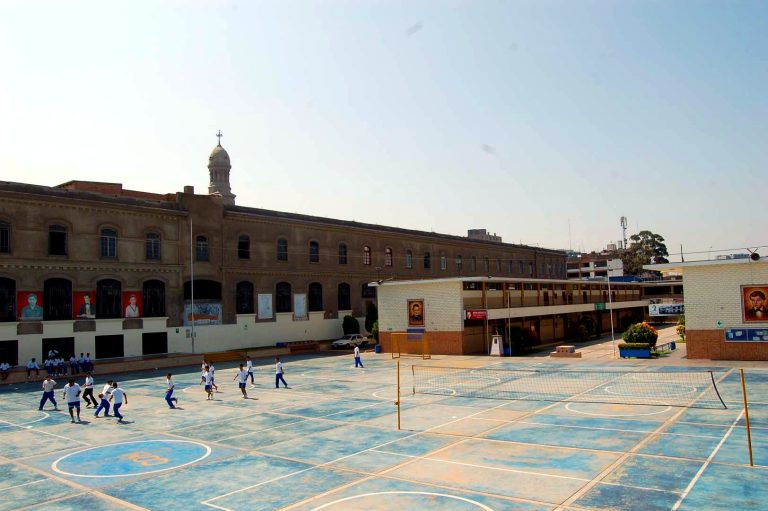 Patio y edificio histórico
