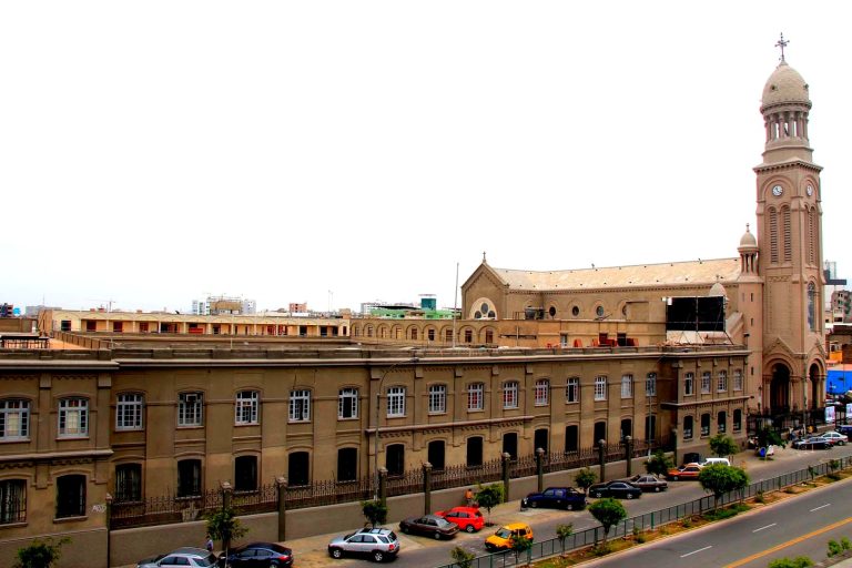 Fachada histórica y torre